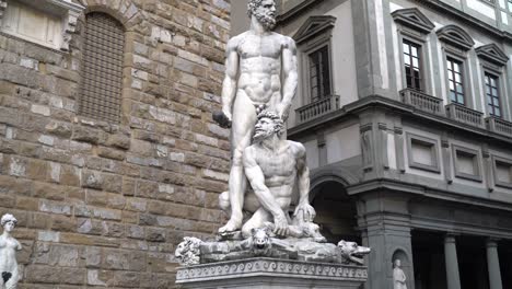 Piazza-della-Signoria,-Florenz,-Toskana,-Italien.-Blick-auf-die-Ercole-e-Caco-statue