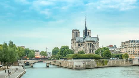 Lapso-de-tiempo-de-Francia-París-4K,-ciudad-horizonte-día-a-noche-timelapse-en-la-Catedral-de-Notre-Dame-de-París-y-el-Sena