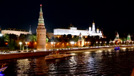 Vista-nocturna-del-río-Moscú-y-Moscú-con-cruceros,-Rusia.