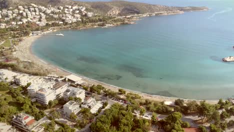 Luftaufnahme-von-Urlaub-Gebäude-direkt-am-Strand-in-Alithini,-Insel-Syros