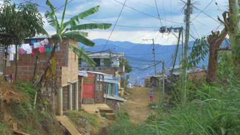 Barrio-pobre-de-América-Latina-con-la-calle-sin-pavimentar