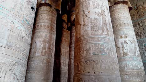 Schöne-Interieur-des-Tempels-von-Dendera-oder-Tempel-der-Hathor.-Ägypten,-Dendera,-antiken-ägyptischen-Tempel-nahe-der-Stadt-von-Ken