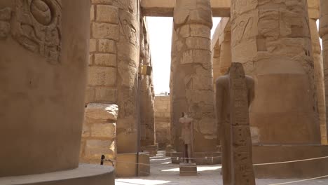 Templo-de-Karnak-en-Luxor,-Egipto.-El-complejo-de-templo-de-Karnak,-comúnmente-conocido-como-Karnak,-comprende-una-vasta-mezcla-de-cariados-de-templos,-capillas,-Torres-y-otros-edificios-en-Egipto.