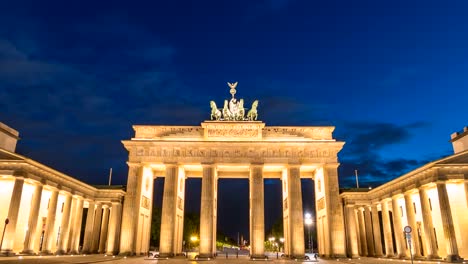 Berlin-Germany-time-lapse-4K,-city-skyline-day-to-night-timelapse-at-Brandenburg-Gate-(Brandenburger-Tor)