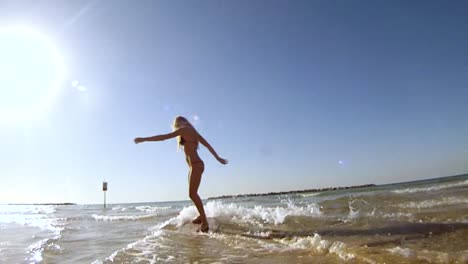 Embarque-de-Skim-de-hermosa-mujer-en-la-playa-en-camara-lenta