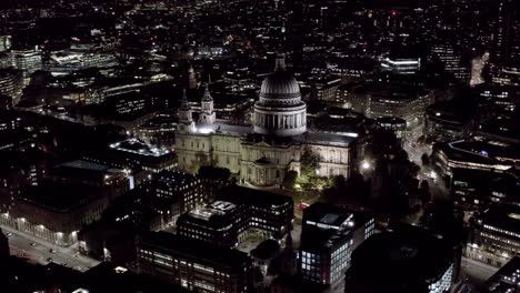 Aerial-Nachtansicht-der-St.-Pauls-Kathedrale-in-London-4K