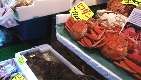 Pan-krabbenbeine-und-Meeresfrüchte-in-einer-japanischen-Fischmarkt