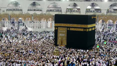 Muslimische-Pilger-umkreisen-der-Kaaba-in-Masjidil-Haram,-Mekka,-Saudi-Arabien.