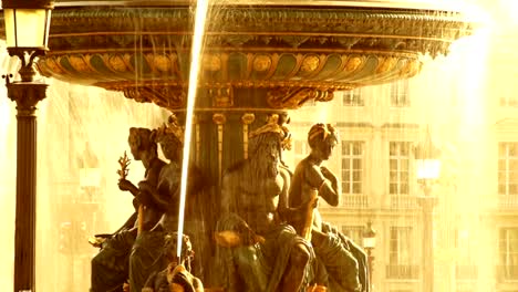 Golden-fountain-in-the-Place-du-Concorde,-Paris,France