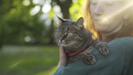 Frau-mit-Katze-im-park