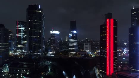 Rascacielos-en-Estambul-en-la-noche:-vista-aérea-Drone-de-edificios-iluminados