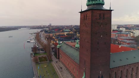Drone-Schuss-von-Stockholm-City-Hall.-Stockholms-Stadshus,-Nobelpreis-des-Rathauses.-Kungsholmen