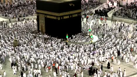 Peregrinos-musulmanes-circunambulando-y-orar-frente-a-la-Kaaba