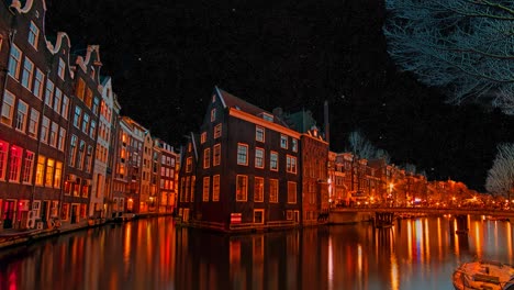 El-casco-antiguo-de-Amsterdam-en-los-países-bajos-en-la-noche