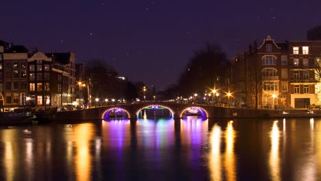 Amsterdam-am-Fluss-Amstel-in-den-Niederlanden-in-der-Nacht