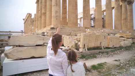 Familie-in-der-Nähe-von-antiken-Parthenon-in-der-Athener-Akropolis.