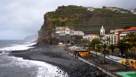 Ansicht-von-Ponta-Sol-Dorf-in-Madeira