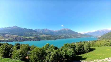 Der-künstliche-See-Serre-Ponçon-in-den-französischen-Alpen.-Das-Seewasser-wird-für-die-Bewässerung-von-landwirtschaftlich-genutzten-Feldern-verwendet.