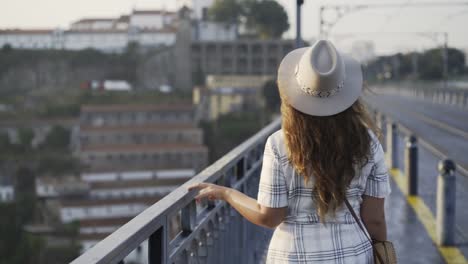 Mujeres-bonitas-en-sombrero-caminando-sobre-el-puente