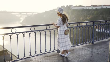 Women-enjoying-sunrise-on-Ponte-Luis-I-bridge