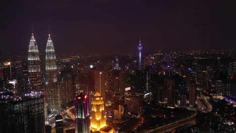 Nacht-beleuchtet-Kuala-Lumpur-City-Innenstadt-Antenne-Panorama-4k-Malaysia