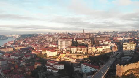 Vista-aérea-de-Dom-Luis-puente-y-ciudad-de-Oporto-durante-la-puesta-de-sol/amanecer