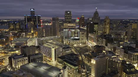 Vista-aérea-de-Detroit-Michigan-en-la-noche