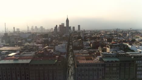 Mexiko-Stadt,-Überquerung-von-Madero-und-lateinamerikanischem-Turm,-Blick-auf-die-Altstadt-mit-Drohne