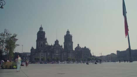 Lapso-de-tiempo-de-la-Zocálo-con-la-bandera-ondeando.