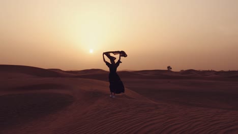 Mujer-musulmana-de-pie-cerca-de-la-mezquita-en-el-desierto.-Viento-fuerte-Paz-de-Oriente-Medio-sin-guerra