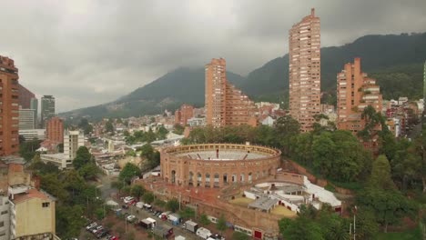 Luftanflug-auf-den-Stierring-in-Bogota-Kolumbien