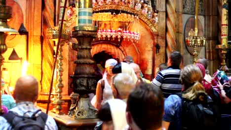 Crowds-at-the-Church-of-the-Holy-Sepulchre