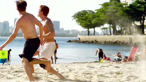 Freunde-spielen-Fußball-am-Strand-in-Brasilien.