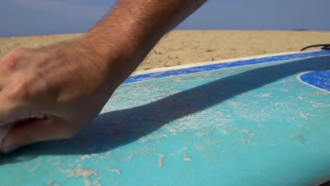 CLOSE-UP:-Applying-wax-on-a-surf