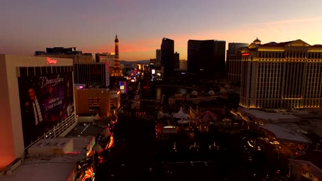 Aerial-Stadtansicht-von-Las-Vegas-Strip-bei-Dämmerung