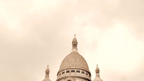 Die-Basilika-des-Heiligen-Herzen-am-Montmartre-in