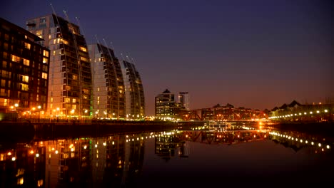 Salford-Quays-Dämmerung-bis-Nacht,-hd-1080