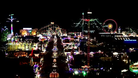 Überblick-über-das-Oktoberfest-bei-Nacht