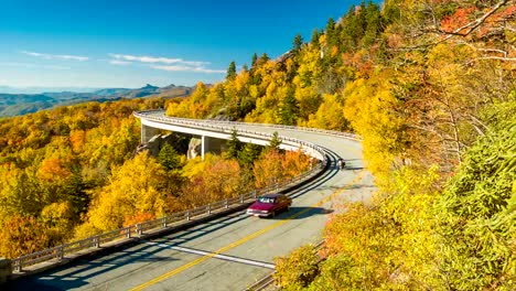 Vehículo-y-motocicletas-en-el-icónico-viaducto-de-Linn-Cove