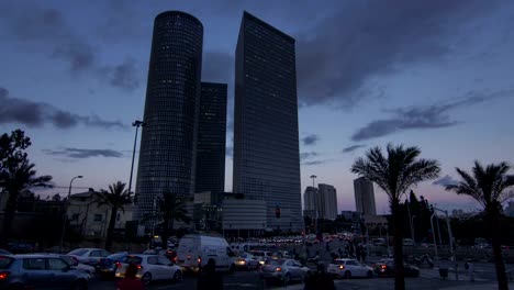 Tel-Aviv-Azrieli-towers-la-intersección-de-lapso-de-tiempo-al-atardecer