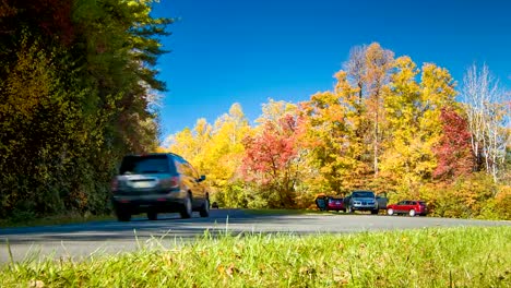 Herbst-Farben-und-blauer-Himmel-mit-Carolina-Mountain-Verkehr