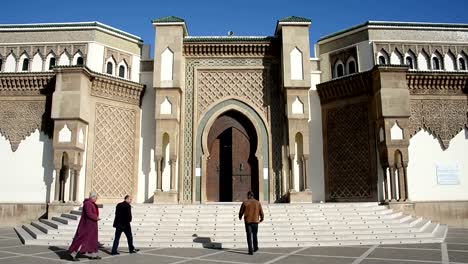 Menschen-zu-Fuß-in-die-Loubnan-Moschee-in-Agadir