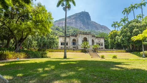 Park-Lage-mit-Jesus-Christus-auf-dem-Corcovado-Berg-Schwenken-Zeitraffer-in-Rio-de-Janeiro