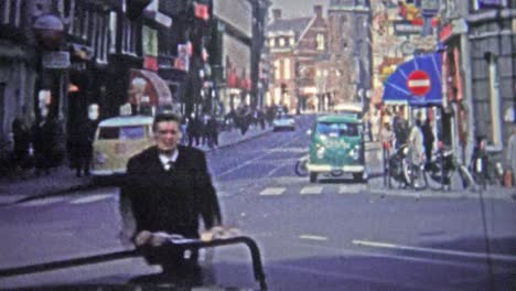 KOPENHAGEN-–-1966:-Dem-mod-60-die-Straßen-von-einer-belebten-Teil-der-Stadt.