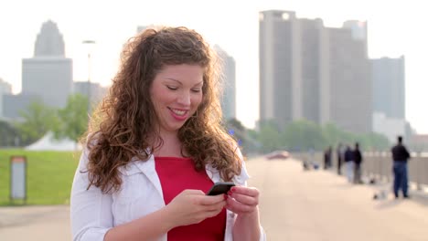 Cámara-lenta-brunette-usando-un-teléfono-inteligente-en-Detroit