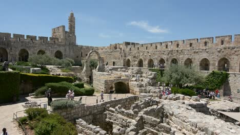 Torre-de-David-y-arqueológico-jardín-en-Jerusalén,-Israel