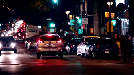 Apoyo-en-la-calle-de-la-ciudad-de-Montreal-por-la-noche