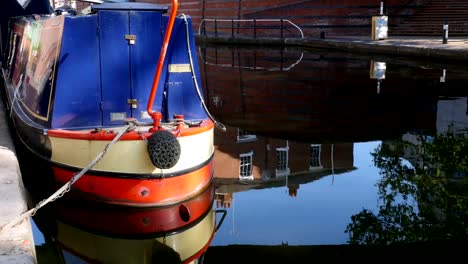 Barge-on-the-BCN-Main-Line-Canal,-Brindleyplace,-Birmingham.