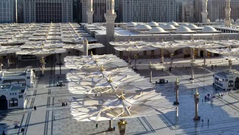 Umbrellas-in-Nabawi-Moschee-Zeitraffer-am-Morgen