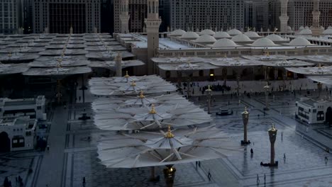 Sombrillas-en-Nabawi-mezquita-de-lapso-de-tiempo-del-amanecer-al-día